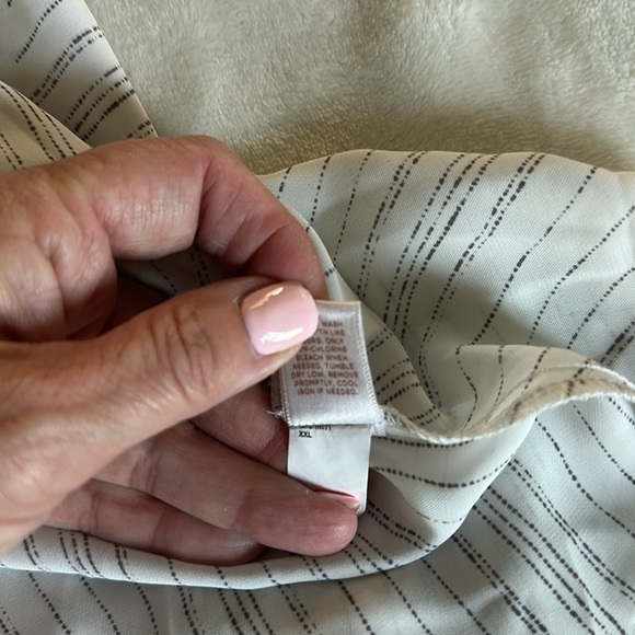 LC Lauren Conrad Gray White Embellished Short Sleeve Blouse EUC - Picture 7 of 7